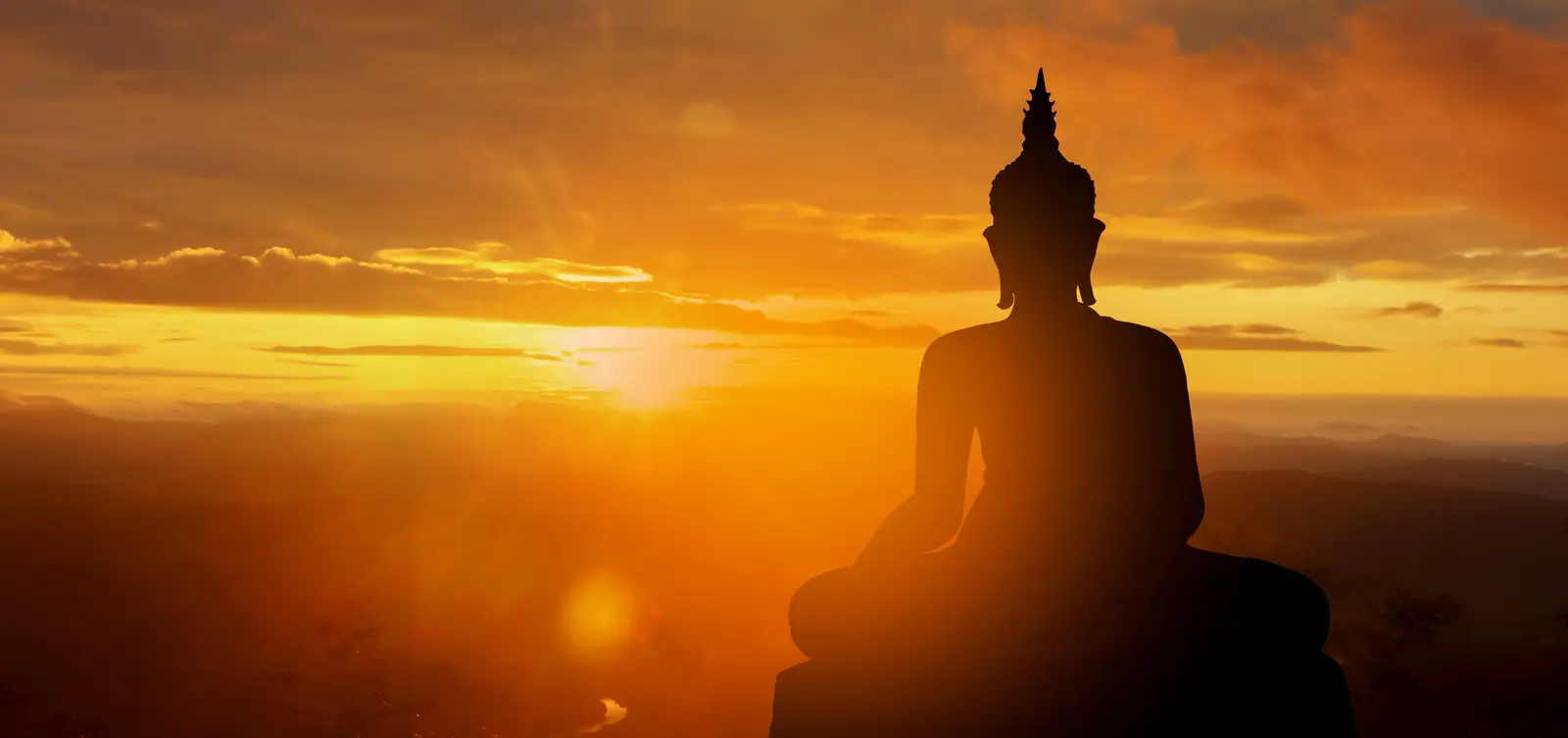 Buddha im goldenen Sonnenuntergang
