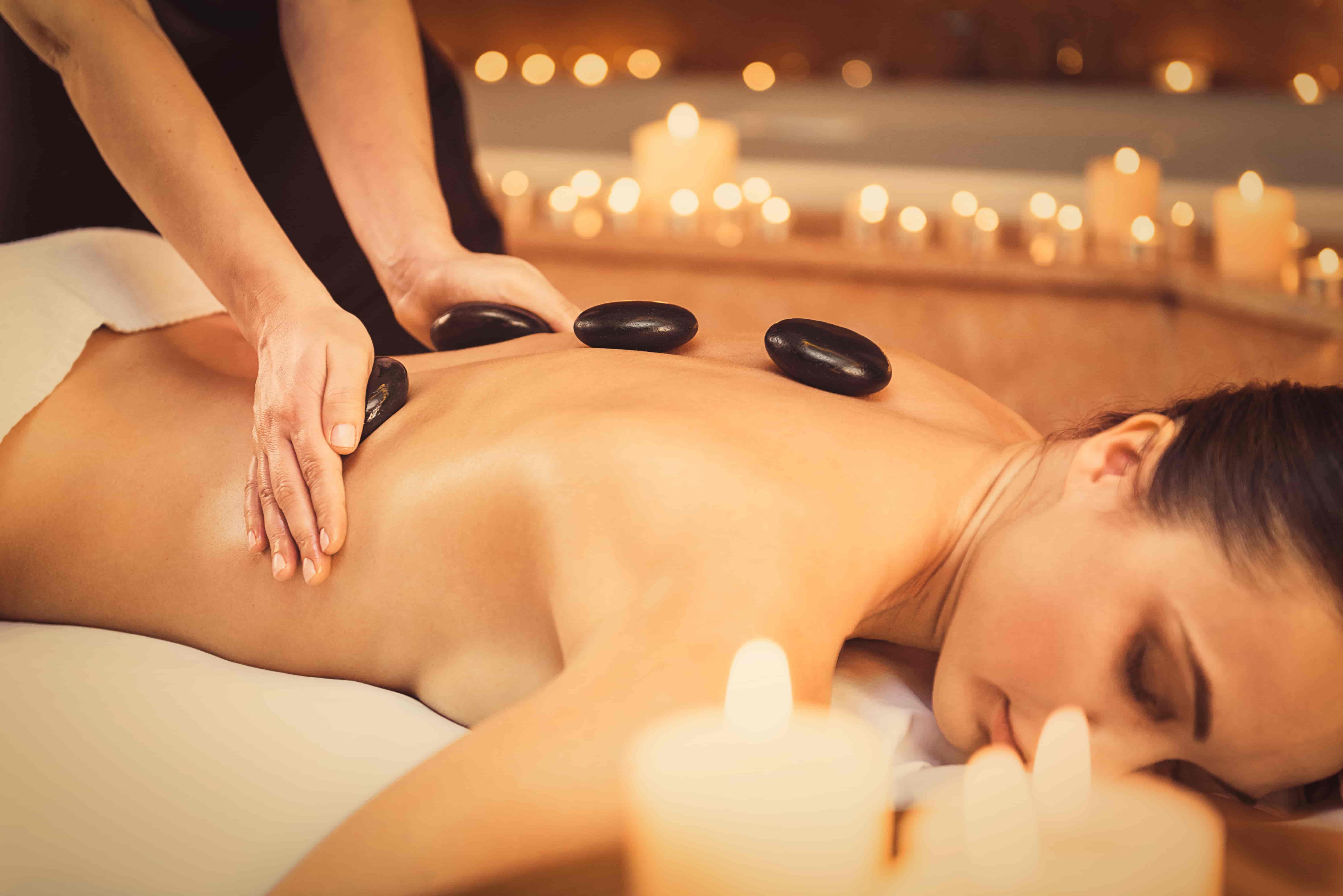 Hot-Stone-Massage mit warmen Steinen