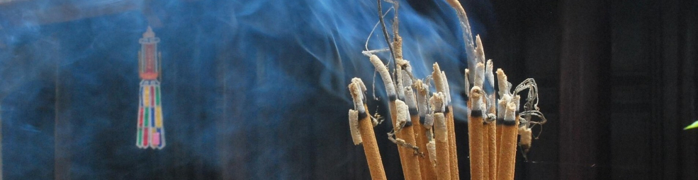 Räucherstäbchen in verschiedenen Duftsorten