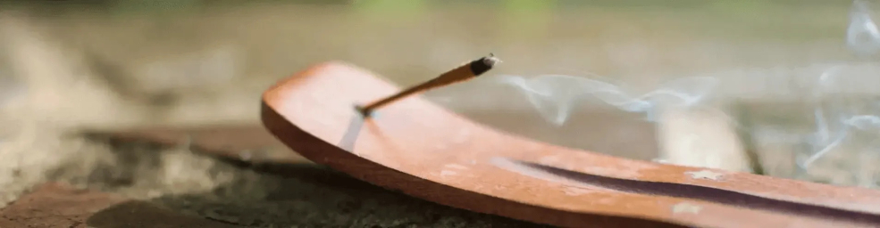 Räucherstäbchenhalter aus Holz, Metall oder Keramik