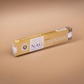 Die Golden Nag Chandan Räucherstäbchen sind bekannt für ihren beruhigenden Sandelholzduft.