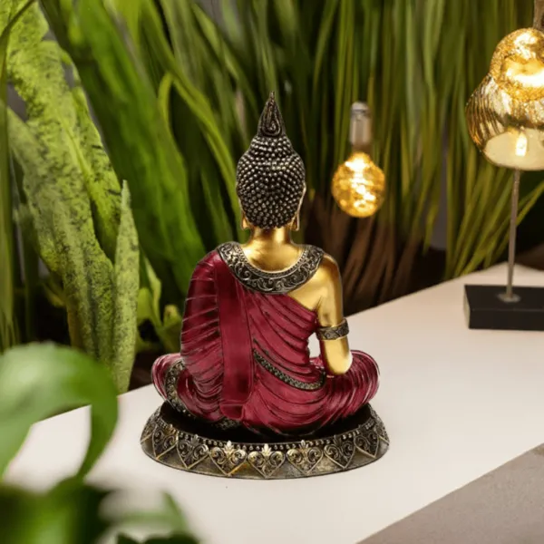 Thai Buddha Statue meditierend in rot / gold von hinten